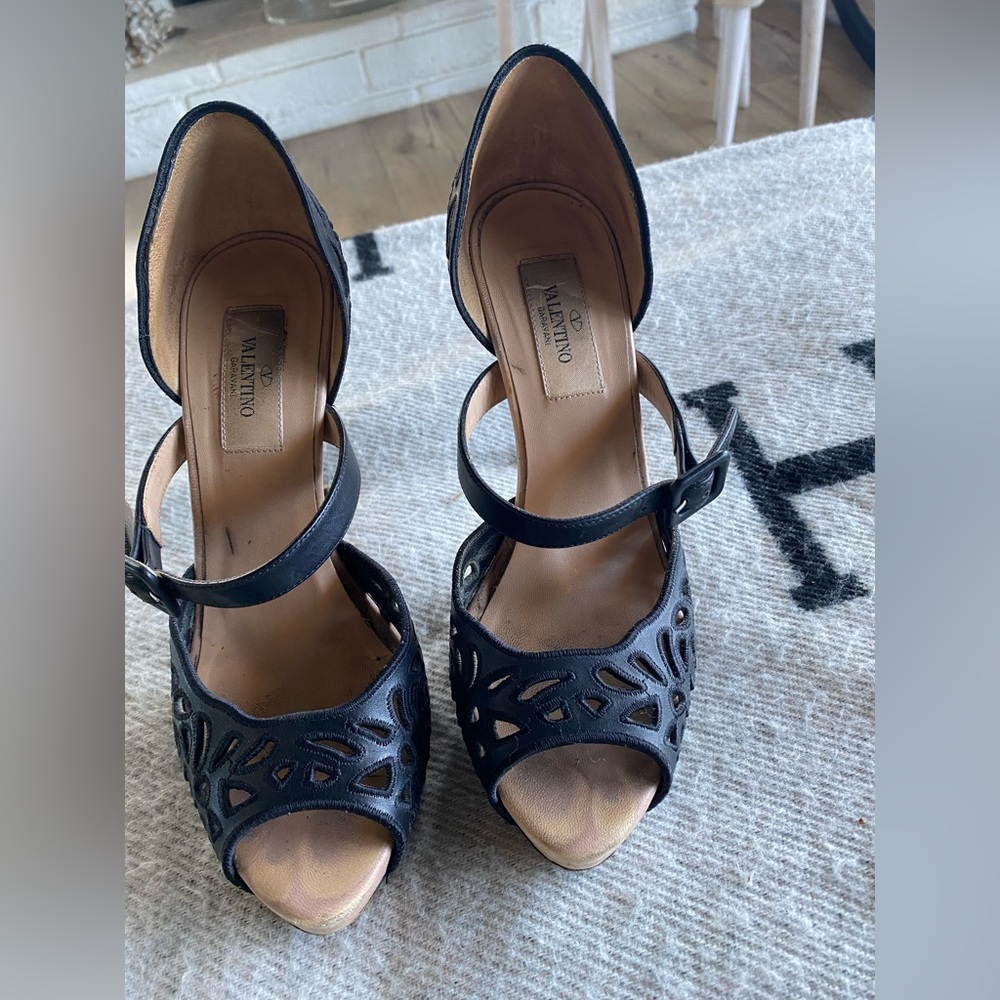 Valentino - Black cutout strap open-toe high heel. IMPERFECTIONS EU 36 1/2